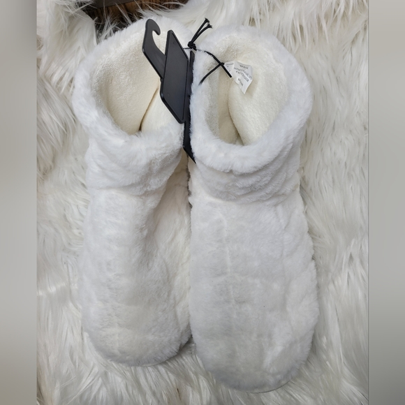 Muk Luks Shoes - NWT Muk Luks slippers